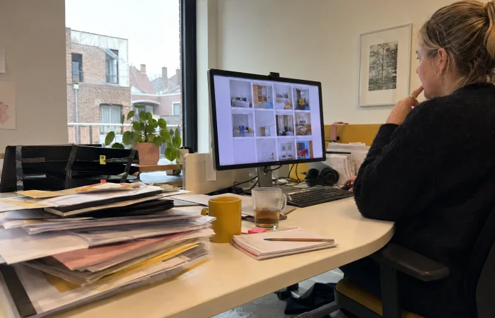 Rommelige mappen naast een overzichtelijke beeldbank op een scherm