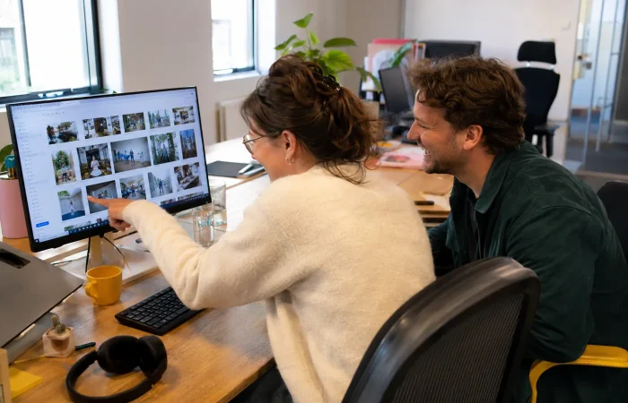 Twee collega's werken samen in een gedeelde beeldbank